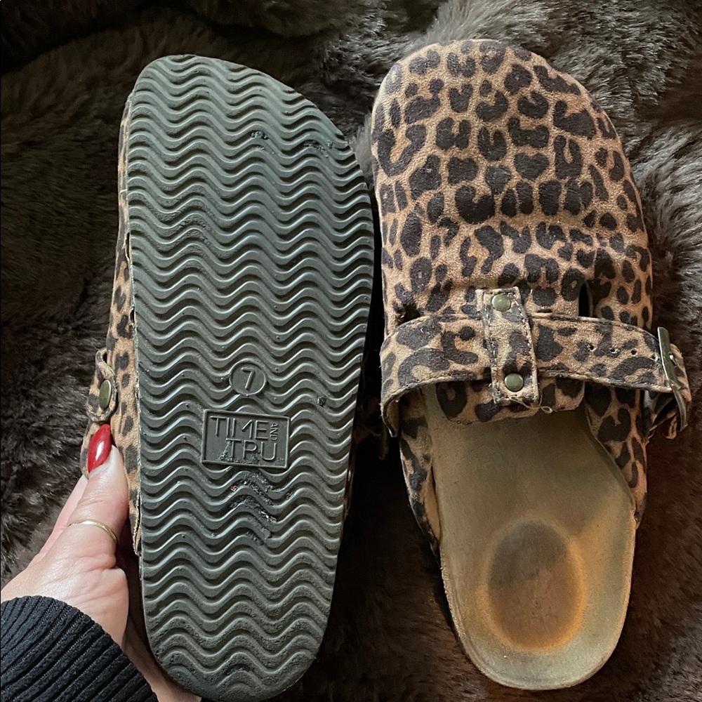 Leopard Print Slip-On Clogs - Picture 2 of 4